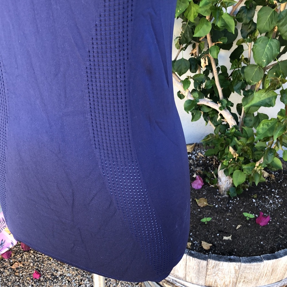 Athleta tank in navy - Picture 3 of 7